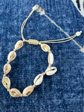 Adjustable Cowrie Shell Bracelet in Cream